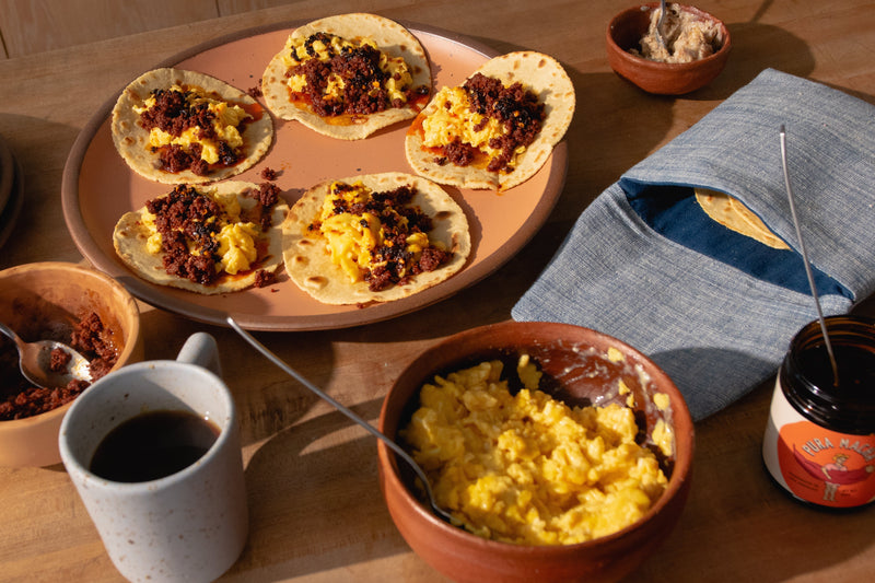 Tacos de desayuno hechos con la mezcla de harina de tortilla Masienda x Hayden Flour Mills