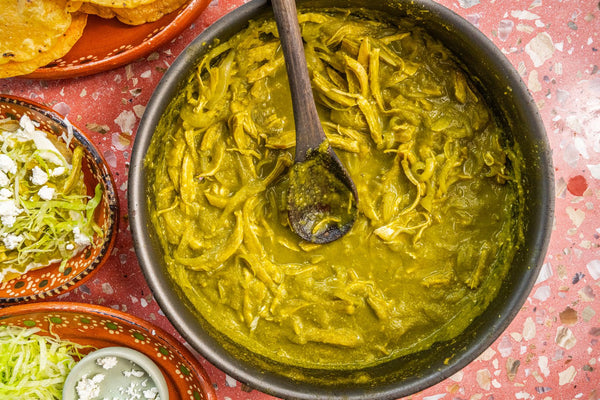Tinga verde de pollo en sartén