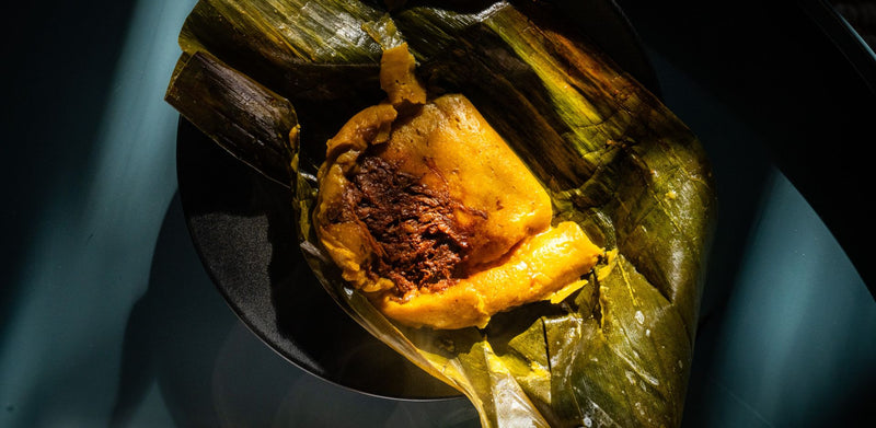 Tamales de calabaza kabocha con pollo escalfado en chile rojo