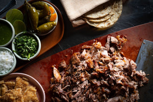Carnitas con tortillas de maíz