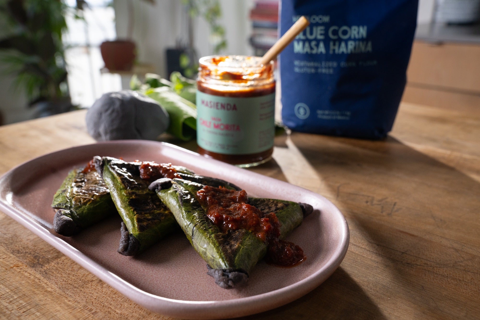 Tetelas de hoja santa con crema de almendras