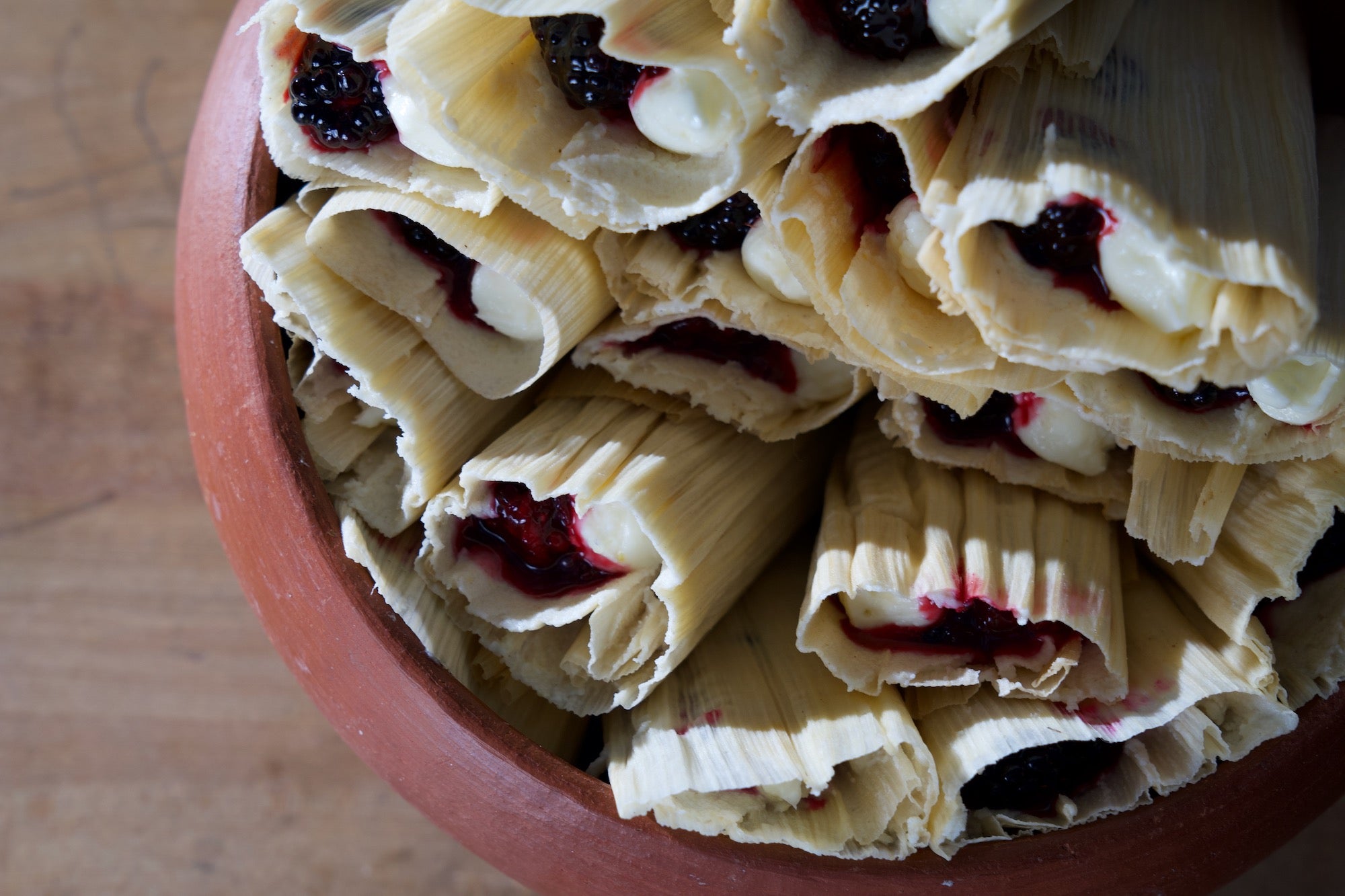 Tazón de tamales dulces de crema de queso y zarzamora