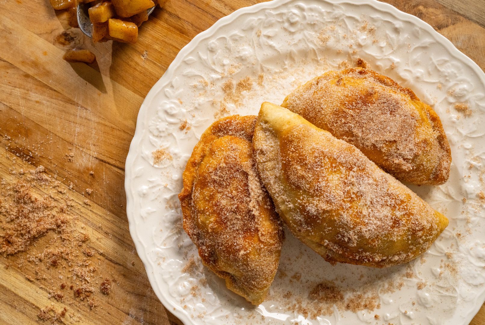 Empanadas de manzana con azúcar y canela