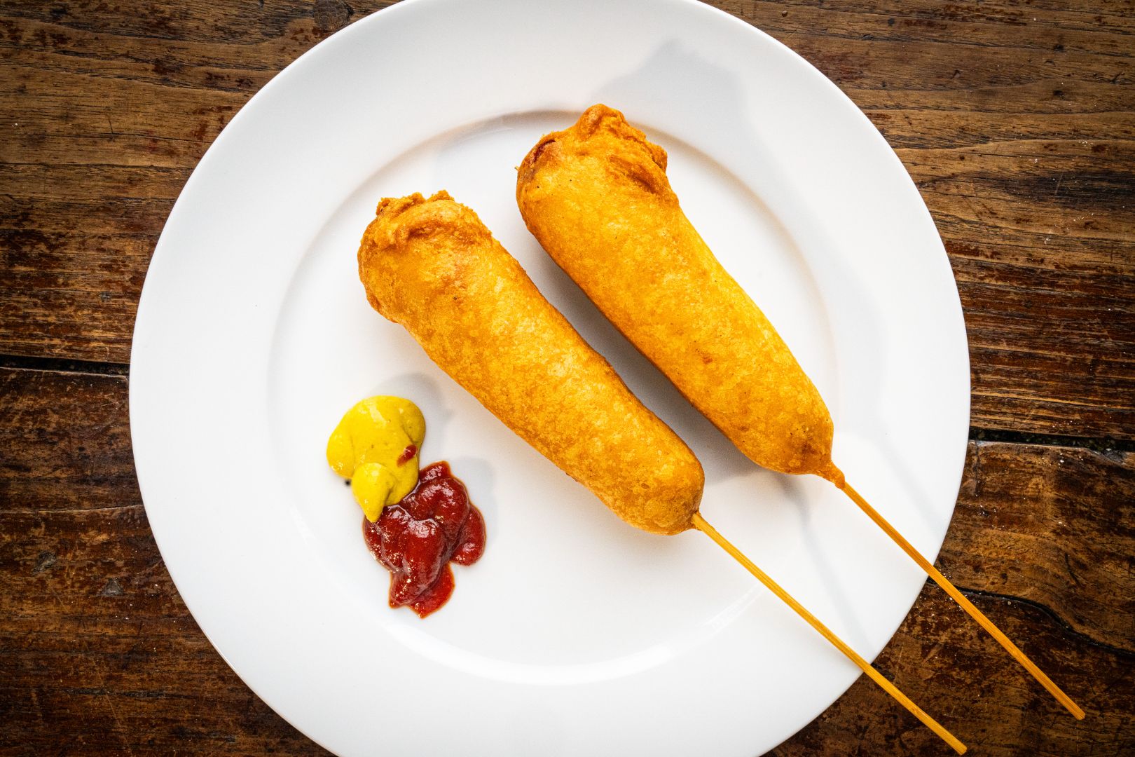 Corn Dog de Masa en un plato