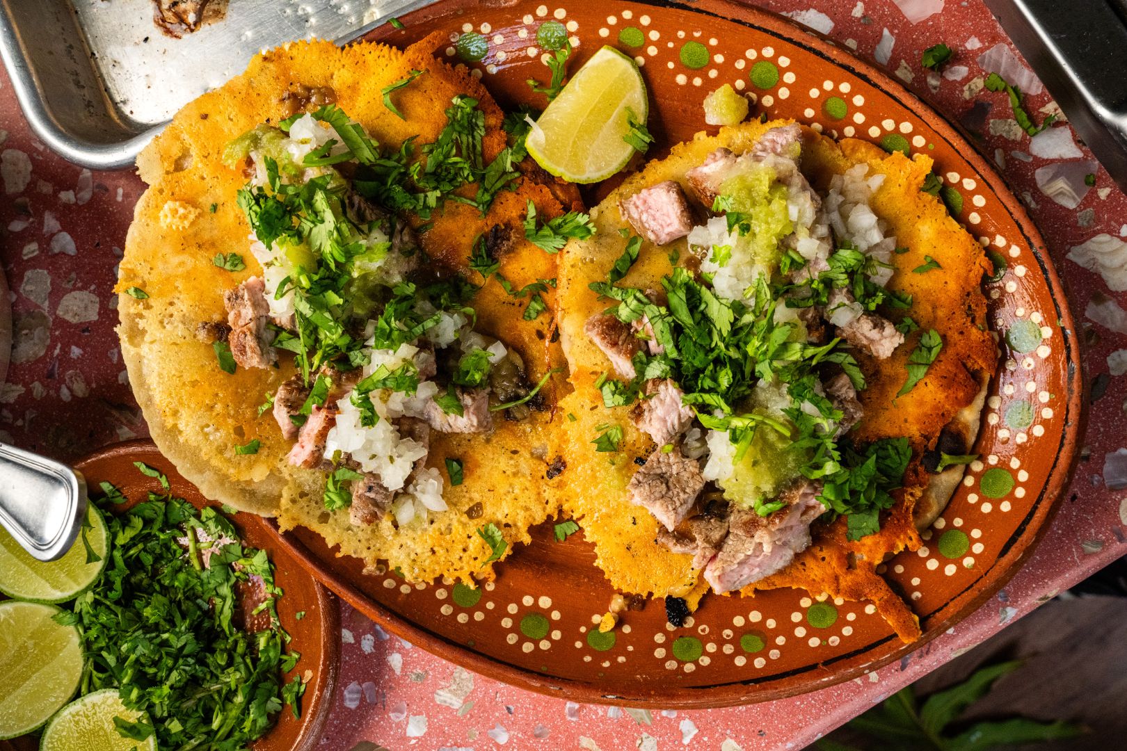 Tacos de Lecho de Muerte con cebolla, cilantro y salsa verde