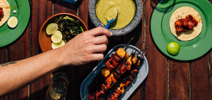 Plato de tacos de brochetas al pastor con guarnición y tortillas frescas