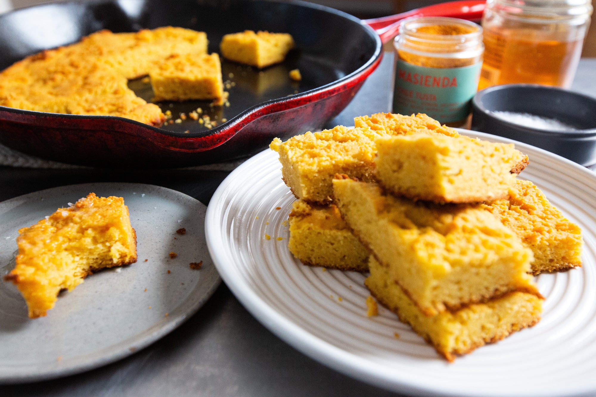 Rebanadas de rico y tierno pan de maíz