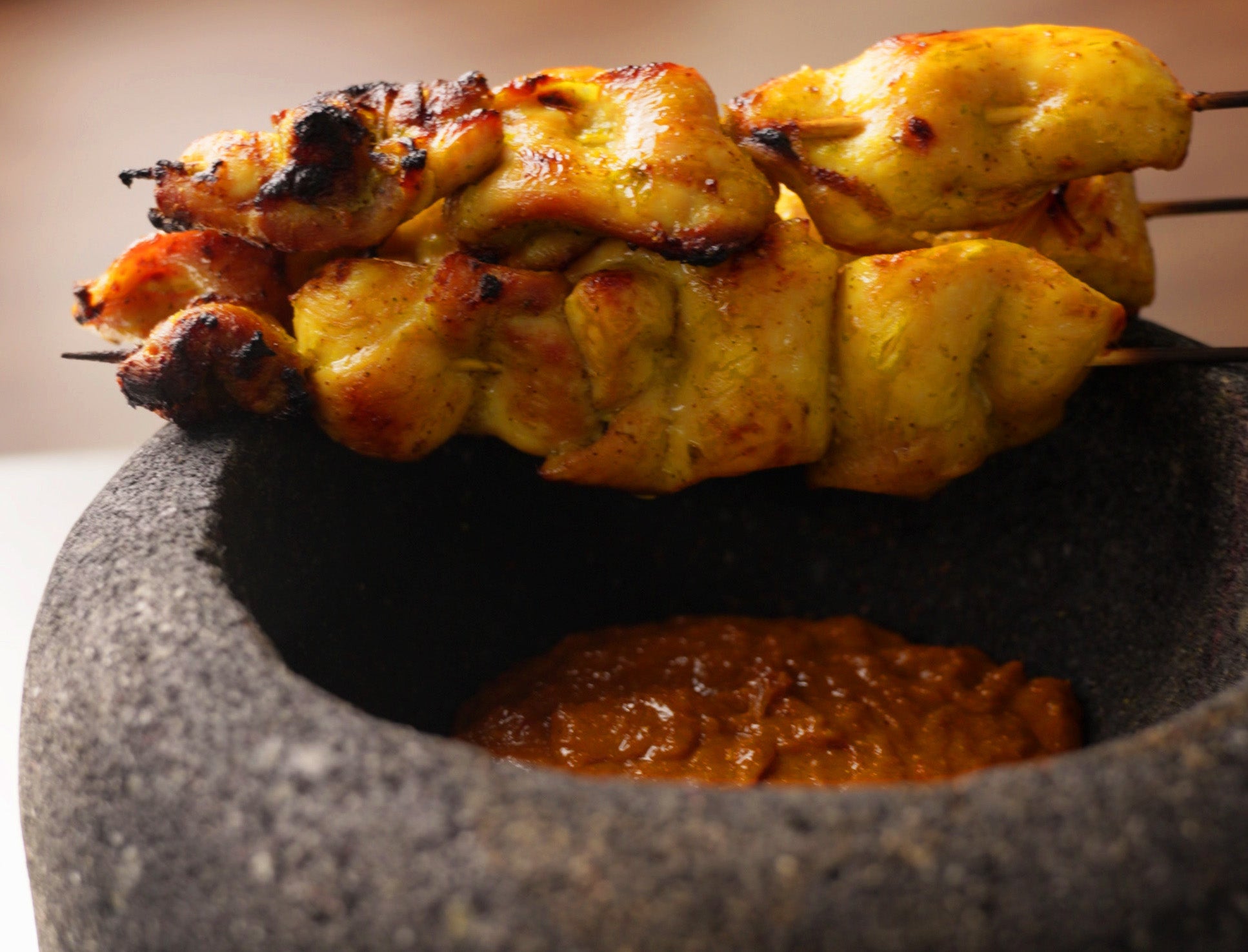 Satay Tailandés de Cacahuetes en Molcajete