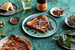 Masienda Pura Macha salsa macha rociada sobre la pizza
