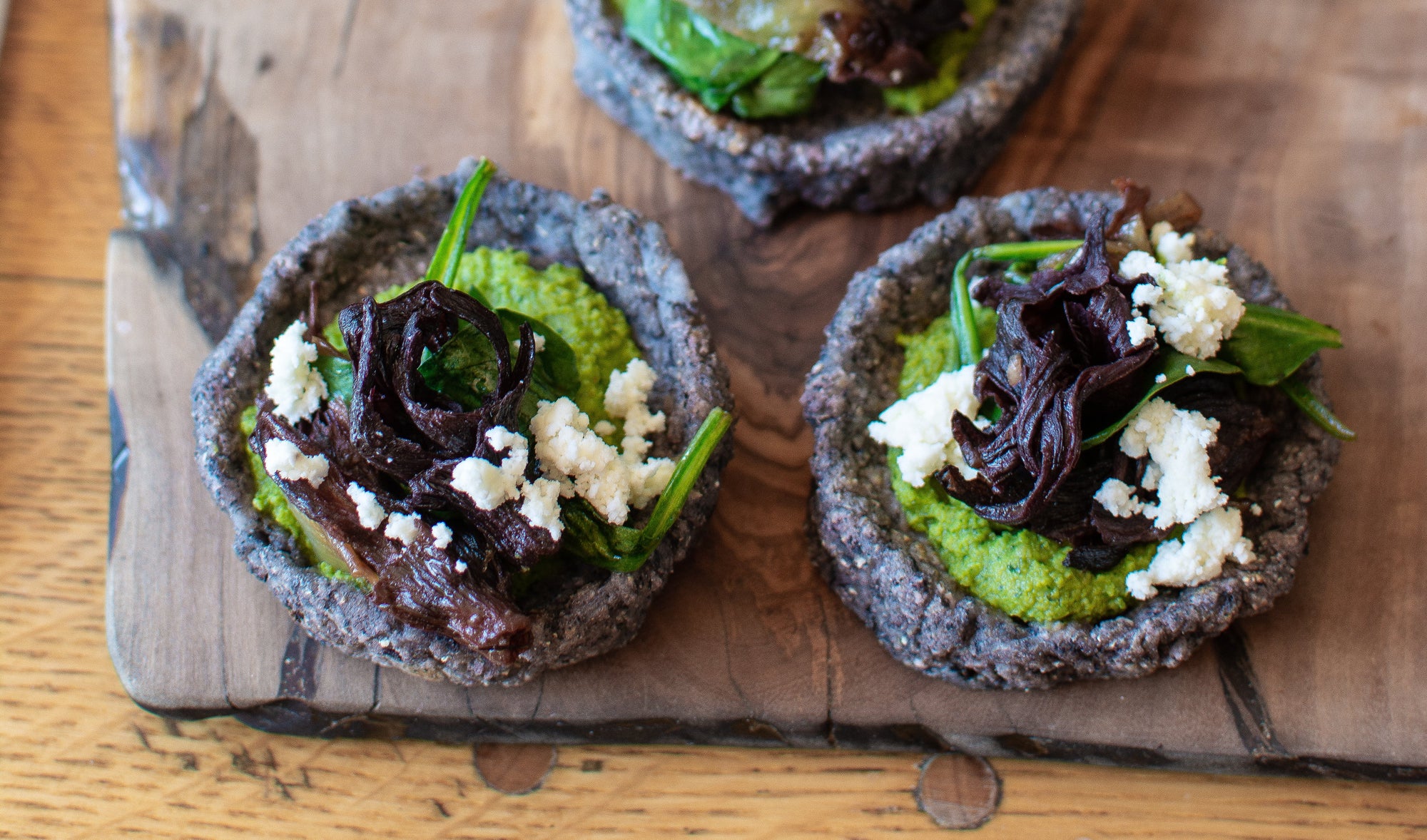 Sopes de espinacas, jamaica y cebolla caramelizada