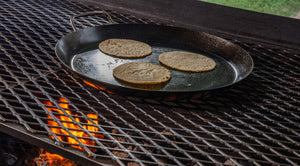 Comal con tres tortillas a la parrilla