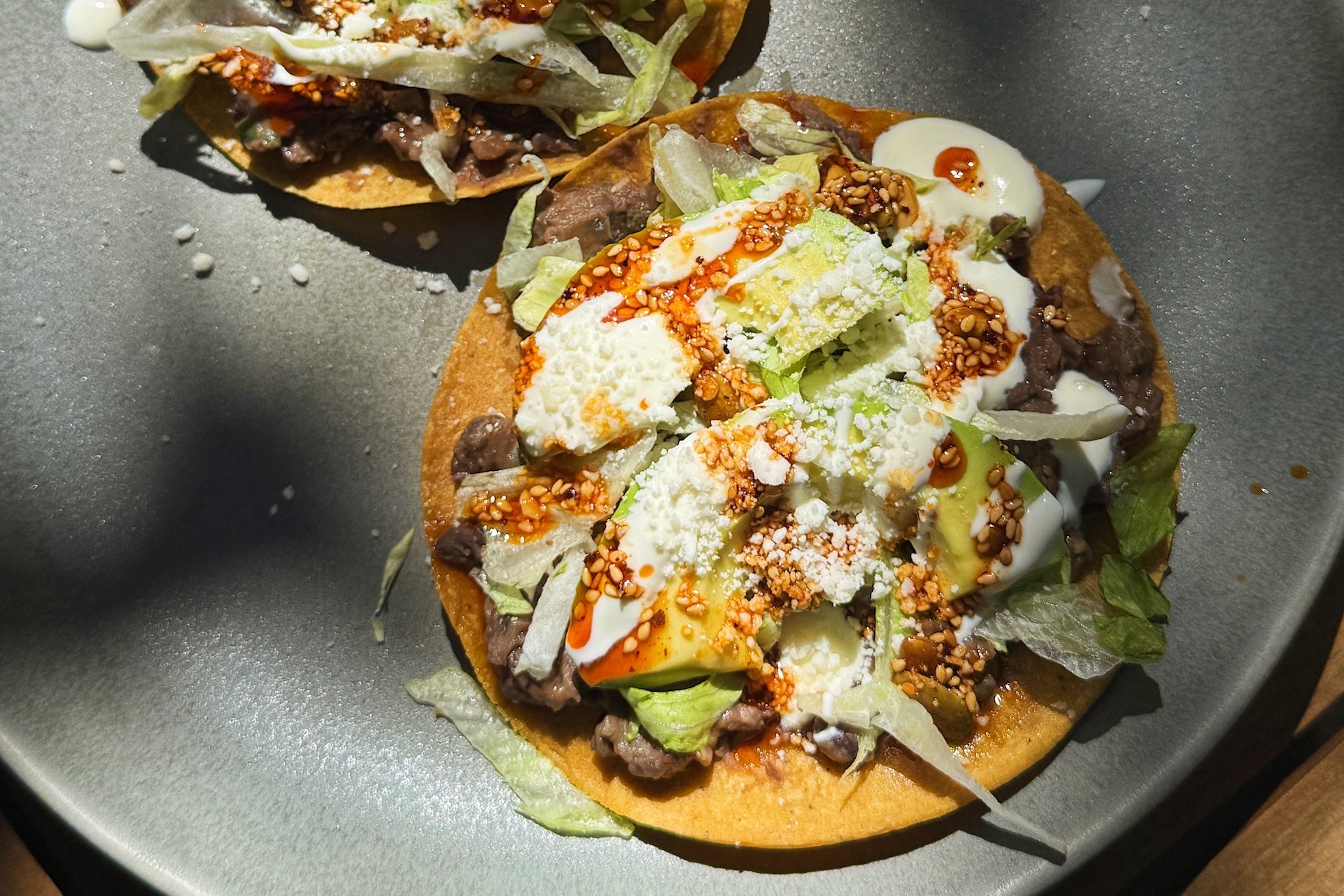 Tostadas crujientes de frijoles refritos que harás una y otra vez