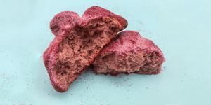 Pan de muerto de hibisco hecho de maíz