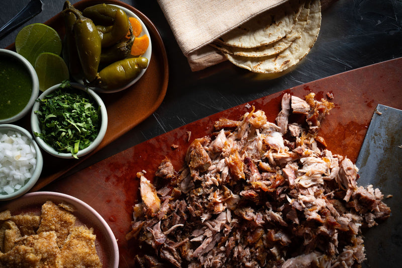 Carnitas con tortillas de maíz