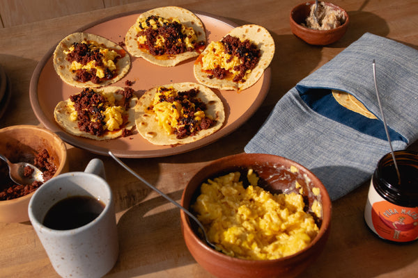 Tacos de desayuno hechos con la mezcla de harina de tortilla Masienda x Hayden Flour Mills