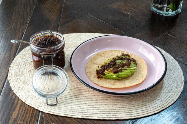 Taco de aguacate con salsa negra de nueces pecanas y moritas
