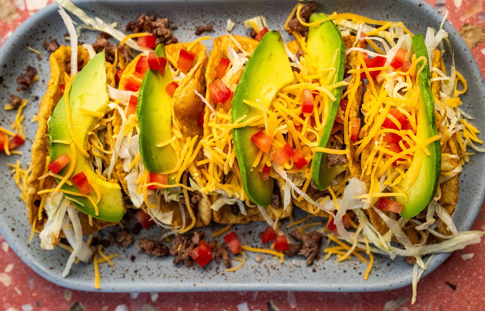 Tacos crujientes de ternera con queso, salsa y aguacate