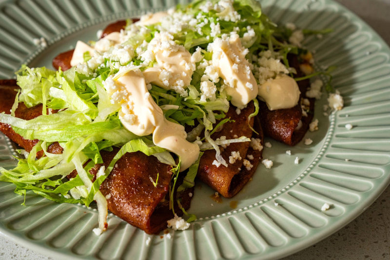 Prepara las enchiladas rojas de Claudette Zepeda