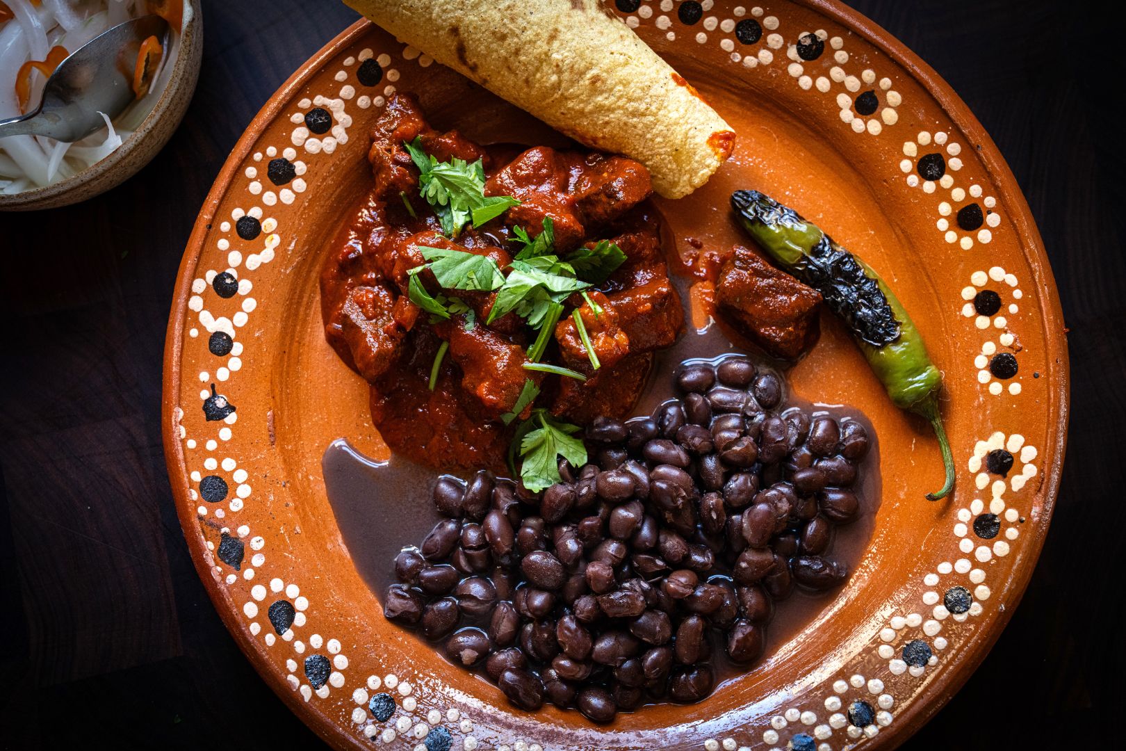 Plato de chile colorado con frijoles