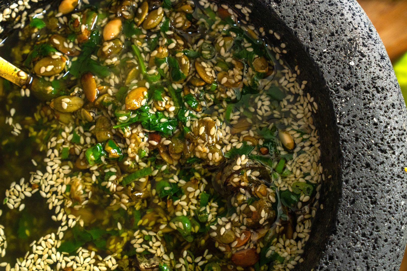 Salsa macha verde en molcajete