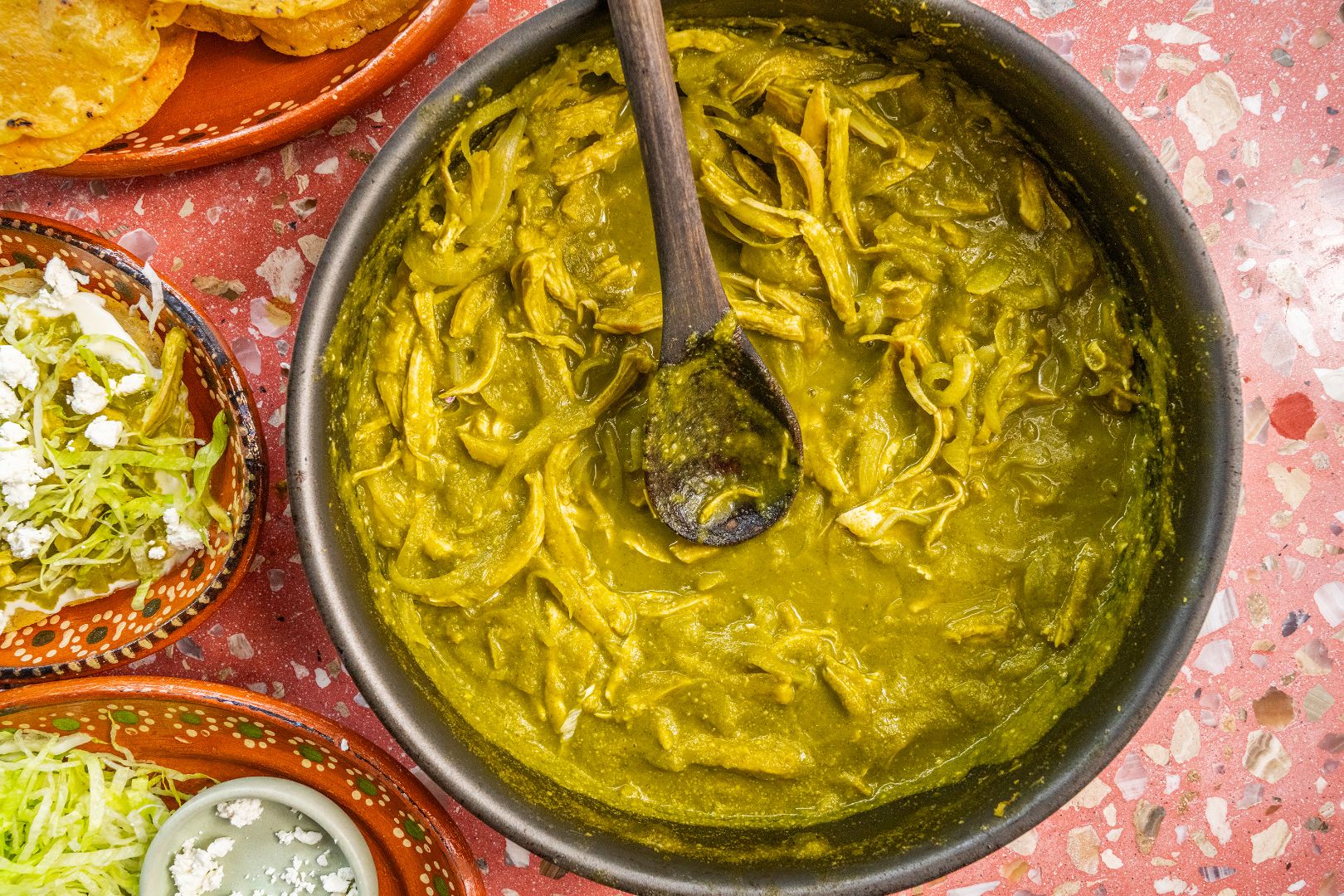 Tinga verde de pollo in a pan