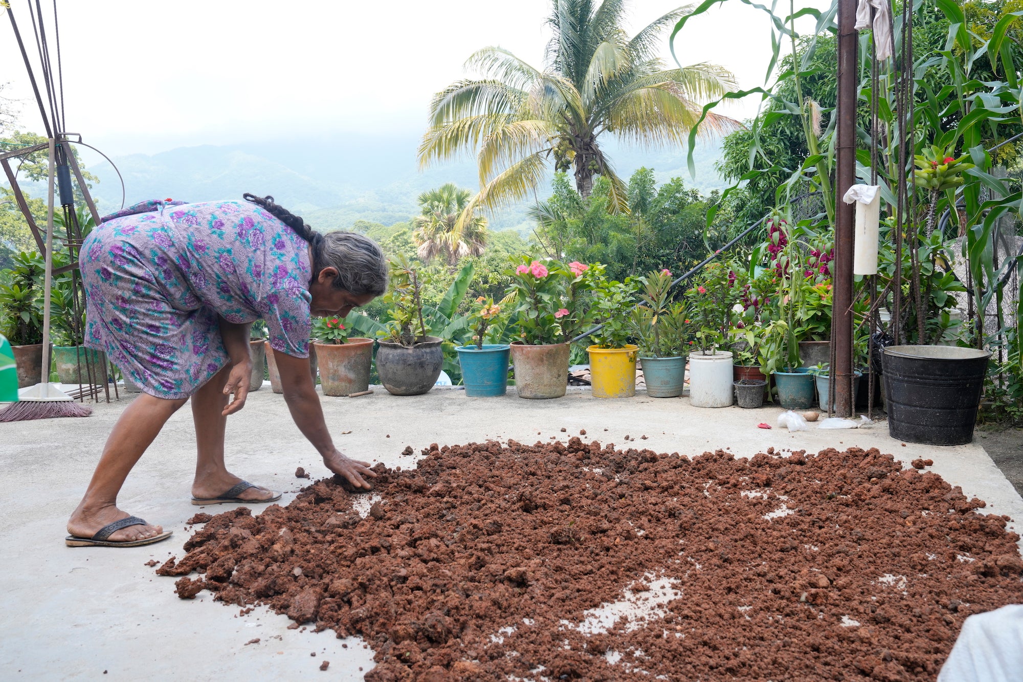 Mujer comprobando la textura de la arcilla seca