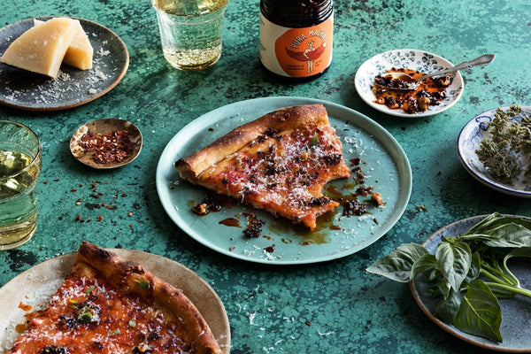 Masienda Pura Macha salsa macha rociada sobre la pizza