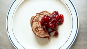 Masa pancake topped with raspberry jam