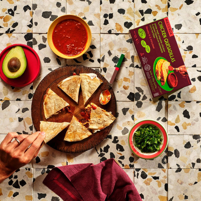 Quesadillas cortadas en trozos con salsa
