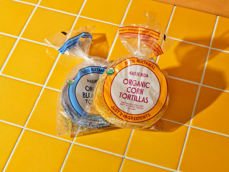 Tortillas de maíz ecológicas amarillas y azules