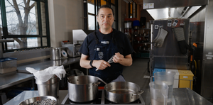 Sean Sherman Sioux Chef en la Cocina para el Tutorial de Nixtamal de Ceniza de Madera