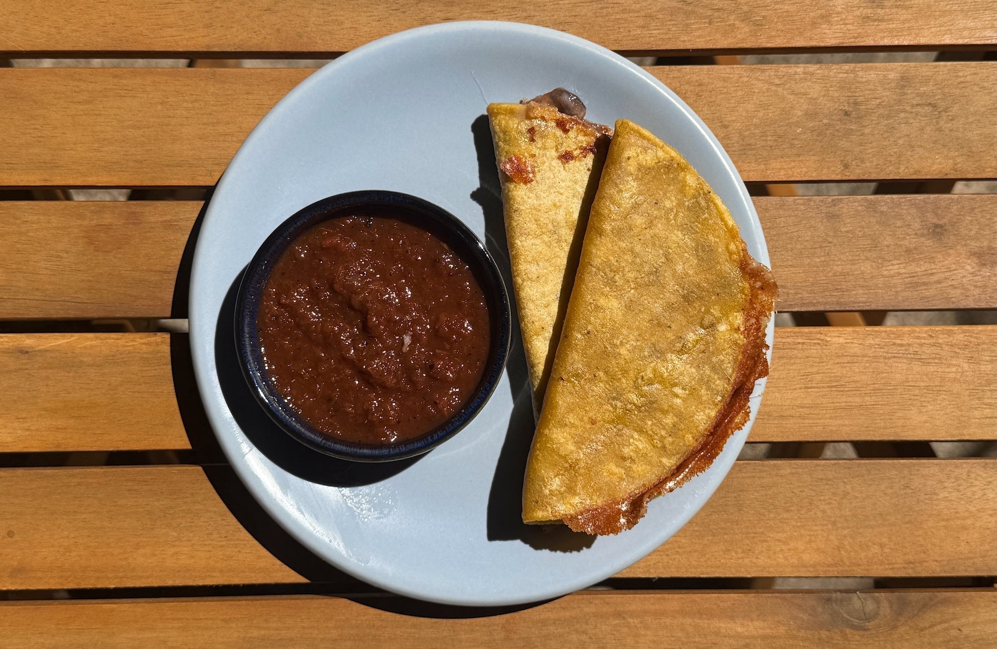 Prepare quesadillas de frijoles negros con queso en minutos