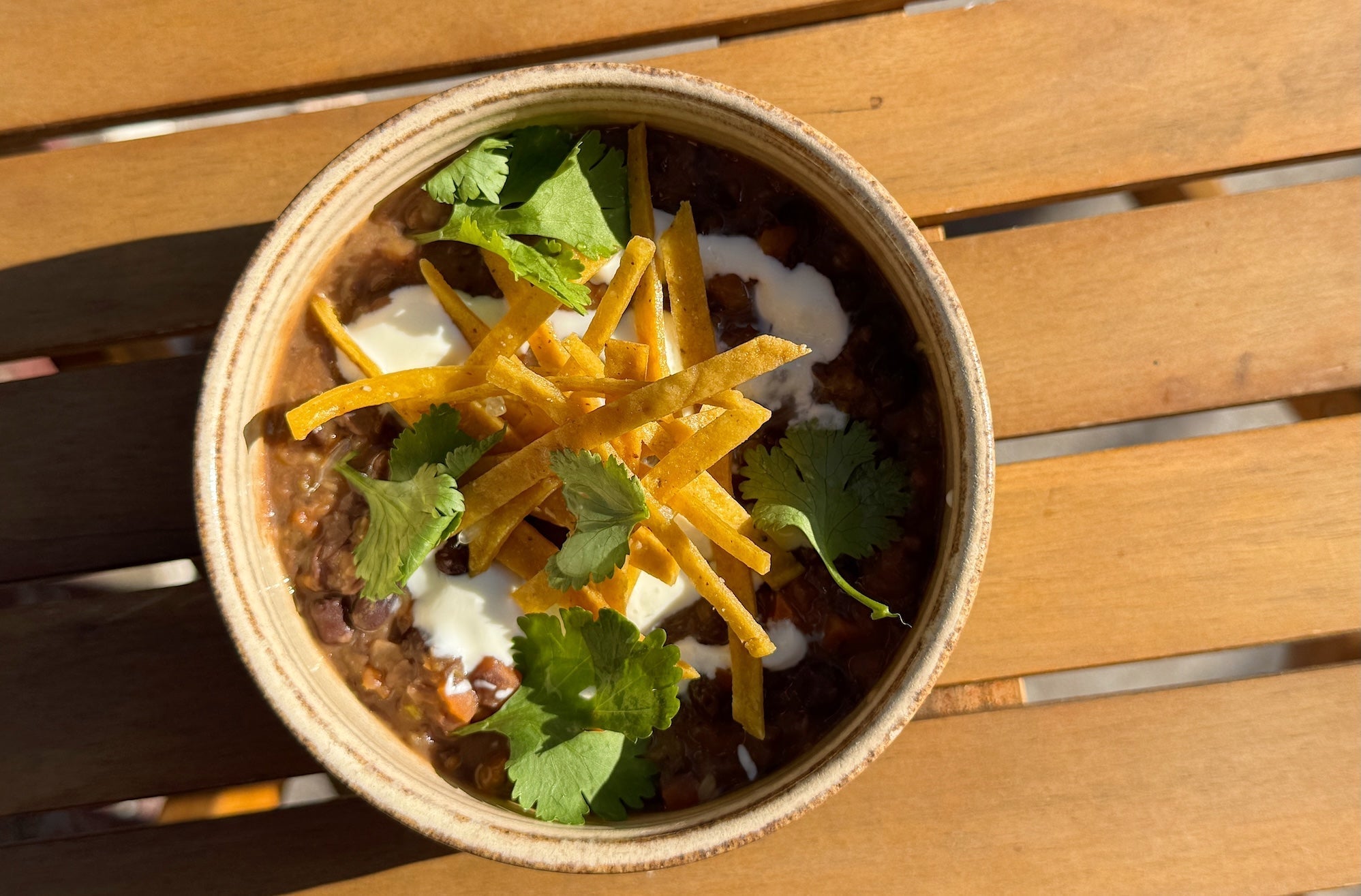 Sopa de alubias negras con cilantro y lima