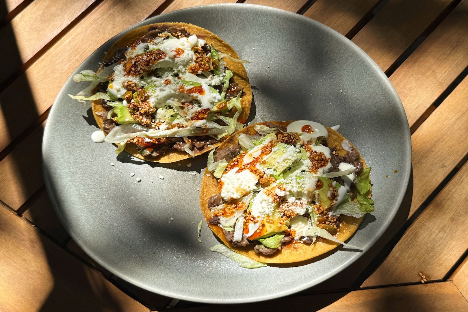 Tostada de frijoles refritos