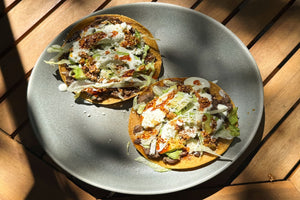 Tostada de frijoles refritos