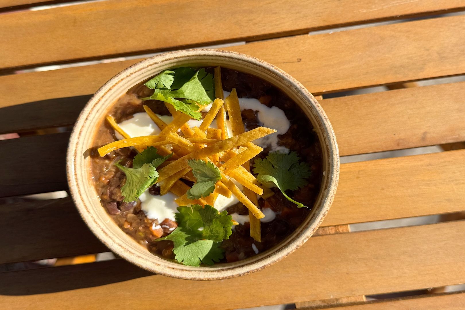 Sopa de alubias negras con cilantro y lima
