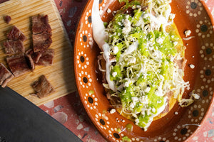 Huarache con carne asada, lechuga, crema y salsa