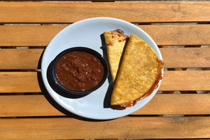 Quesadillas de alubias negras con queso