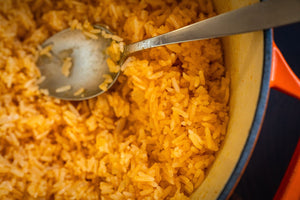 Transforma los alimentos básicos de la despensa en un reconfortante arroz rojo