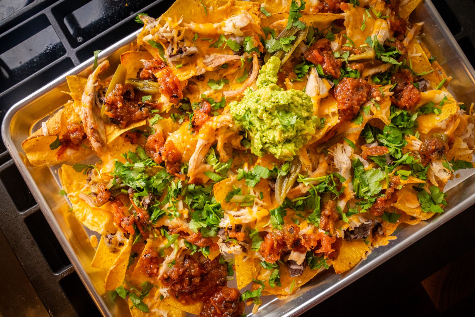 Nachos en una sartén cubiertos con guacamole