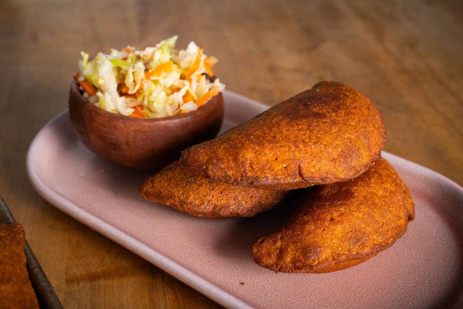 Plato de pastelitos de hongos con guarnición de curtido