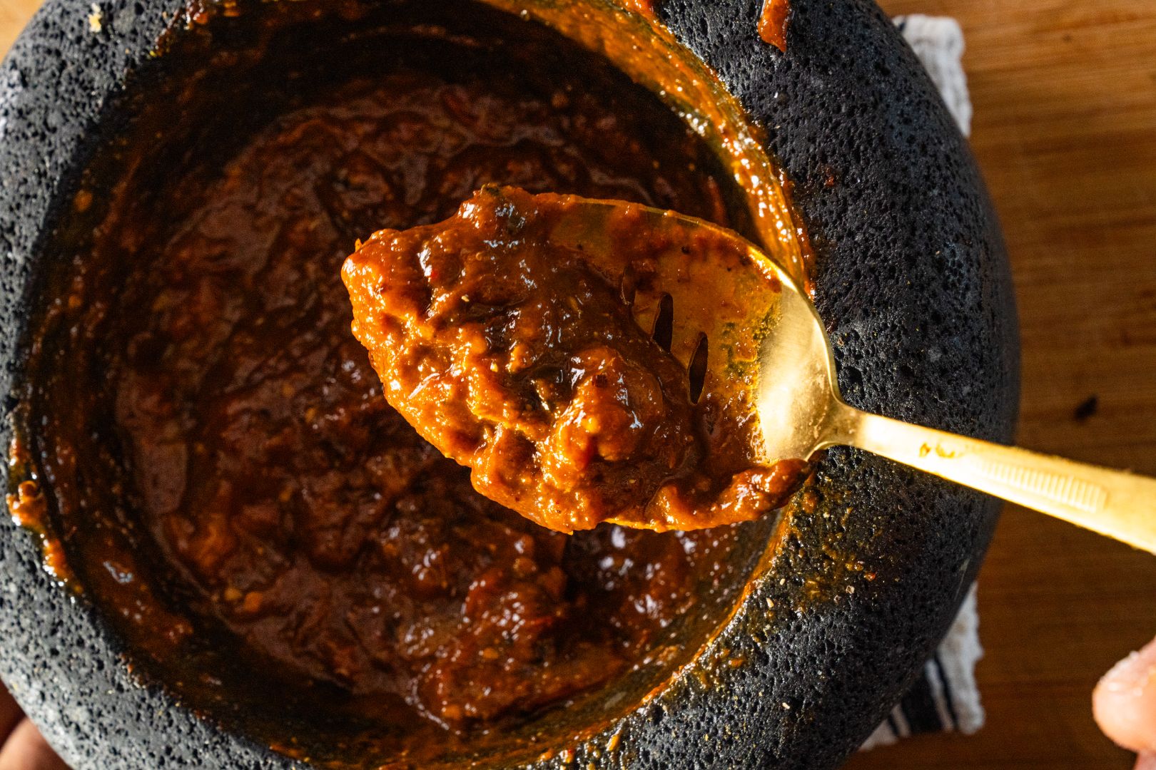 Salsa roja en molcajete