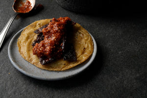 Un taco de bistec cubierto con salsa de chile de árbol