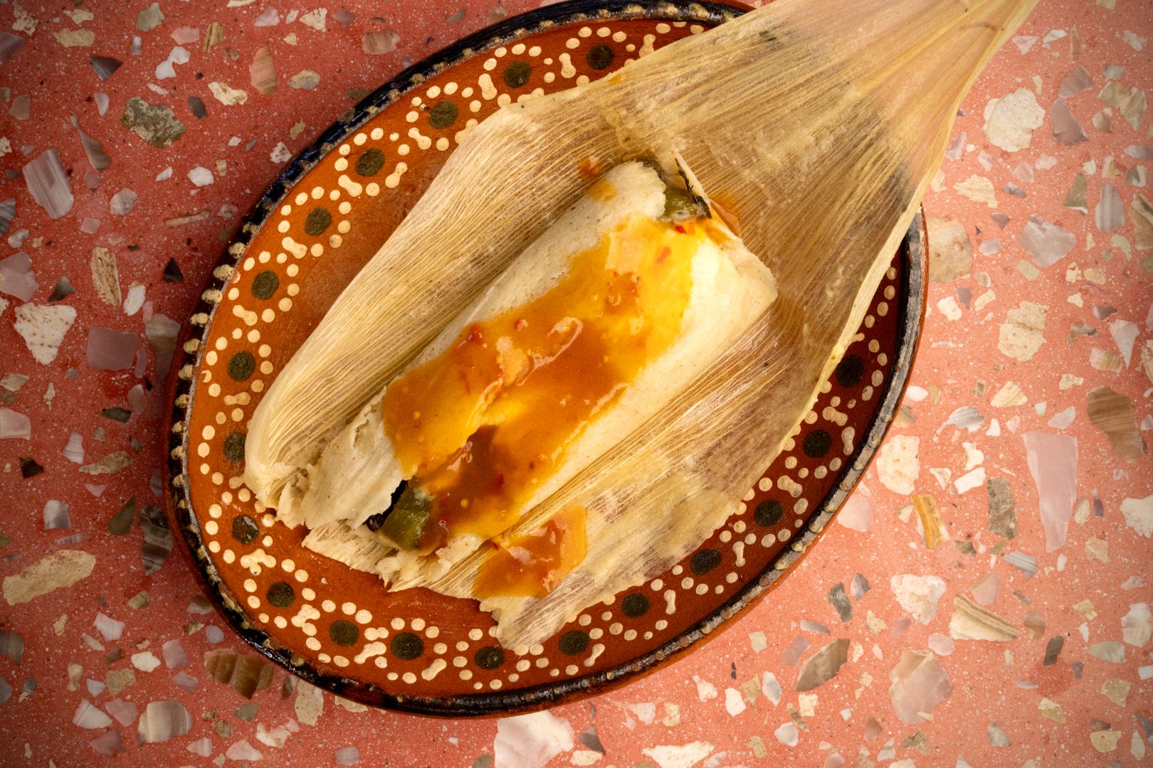 Deliciosos tamales de rajas con queso: masa suave rellena de chiles poblanos asados y queso Oaxaca derretido.