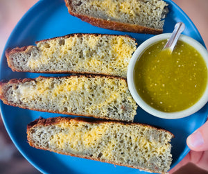 Rebanadas de pan de maíz jaspeado azul y amarillo