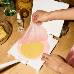 Una prensa manual de metal para hacer tortillas mexicanas